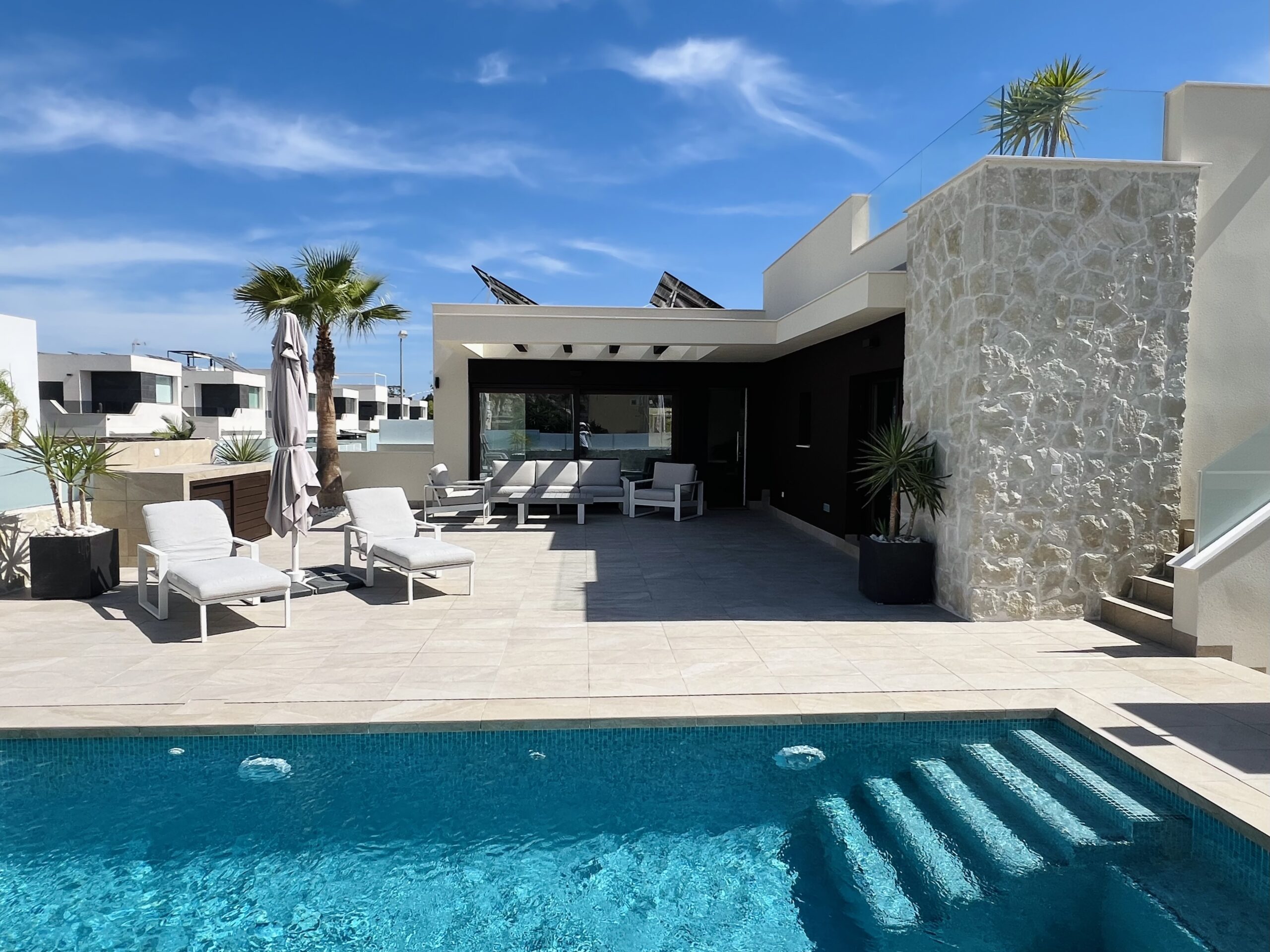 Villa de obra nueva con piscina privada, proyecto realizado por Habitable